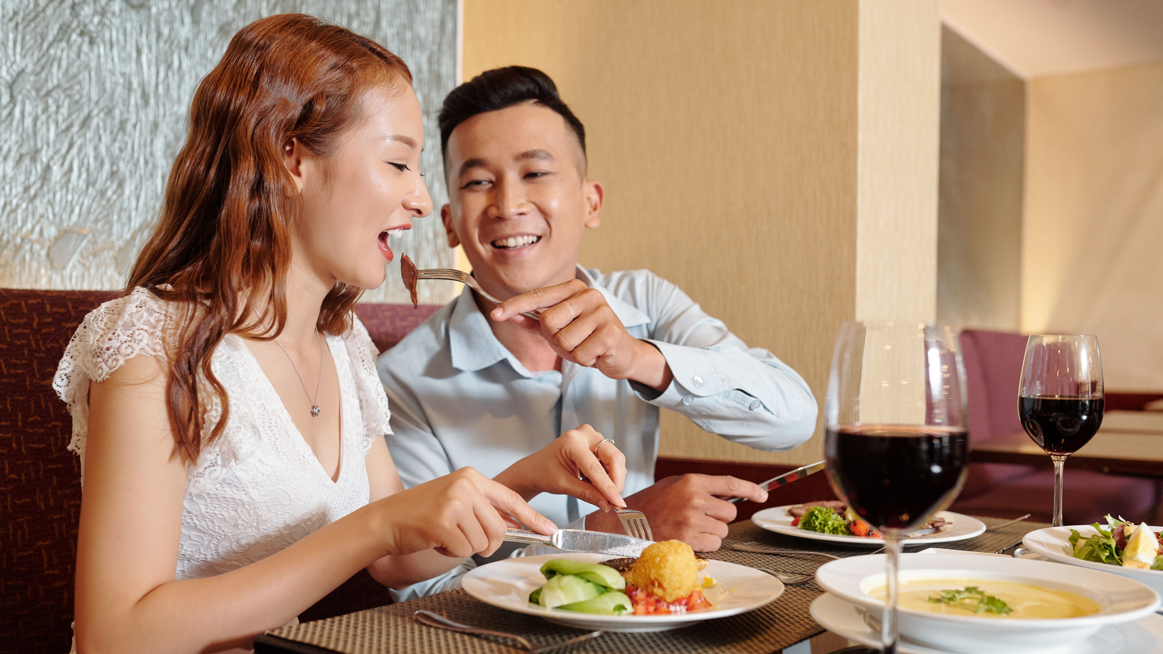 Lelaki memberi makan teman wanitanya