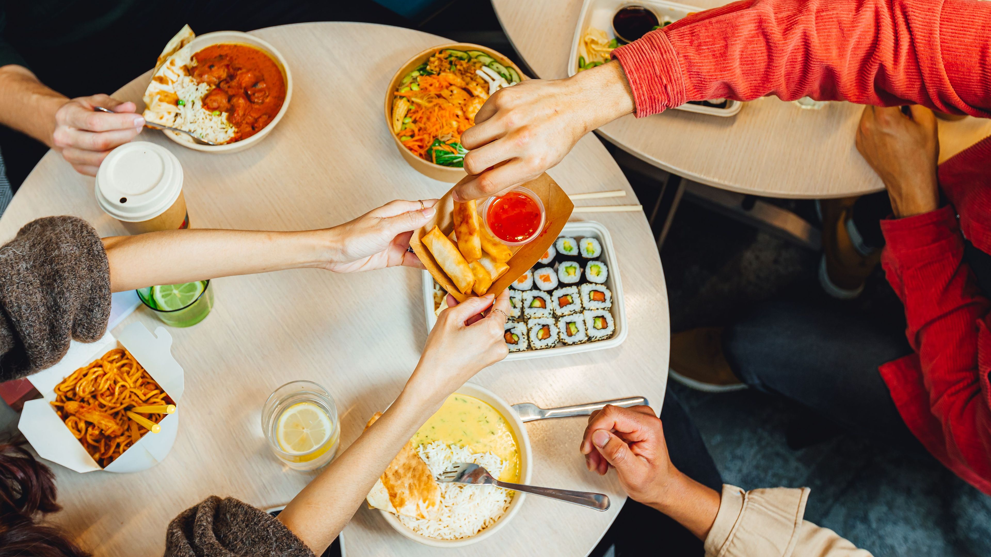 Orang ramai menikmati makan bersama
