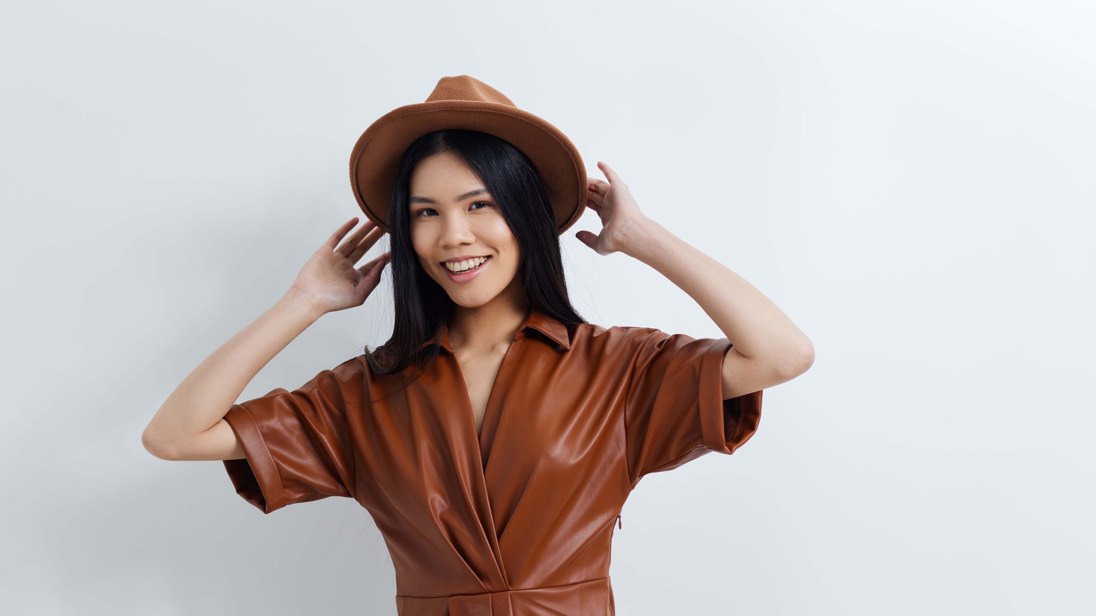 Potret wanita memakai topi