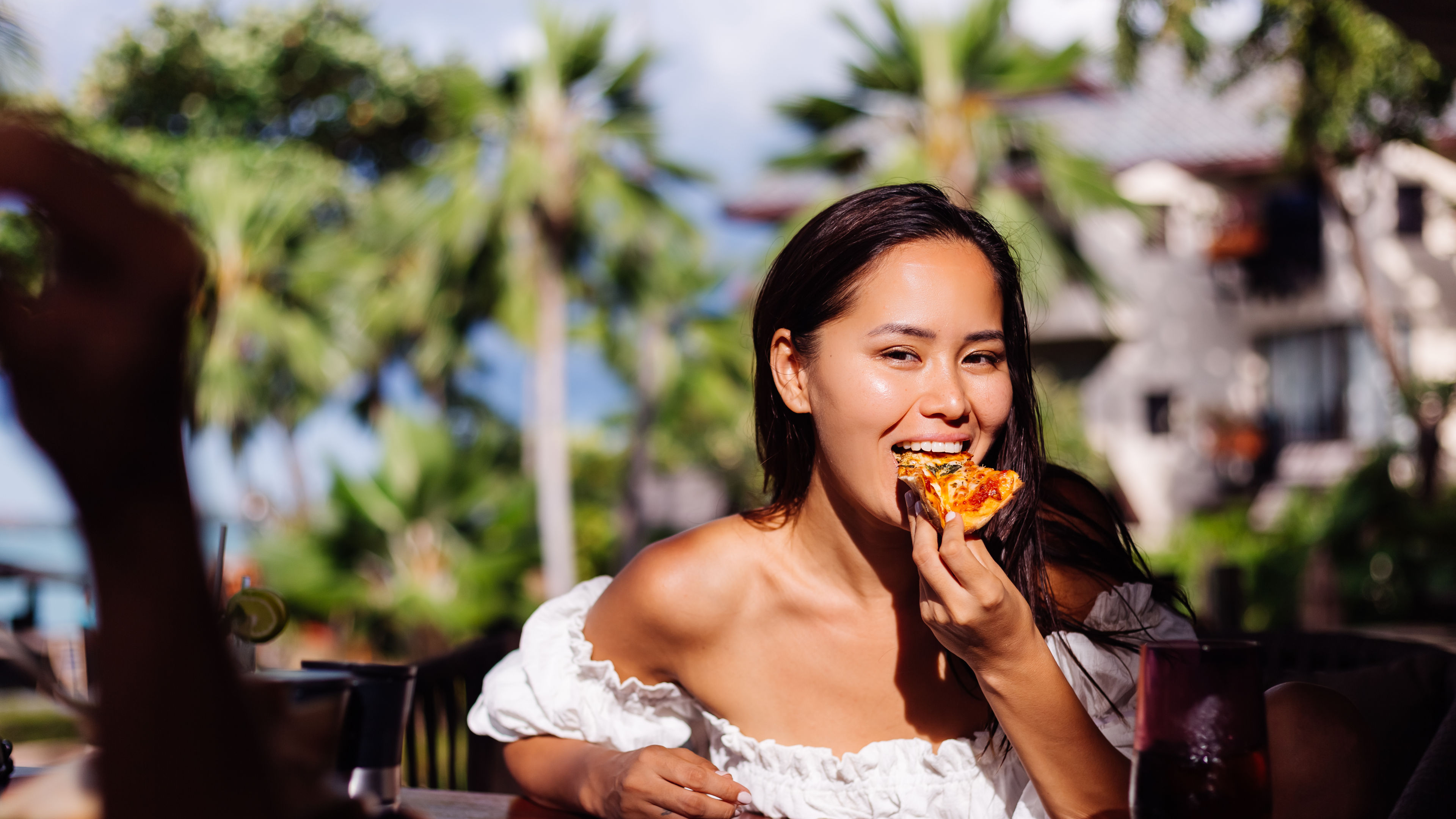 Wanita makan pizza