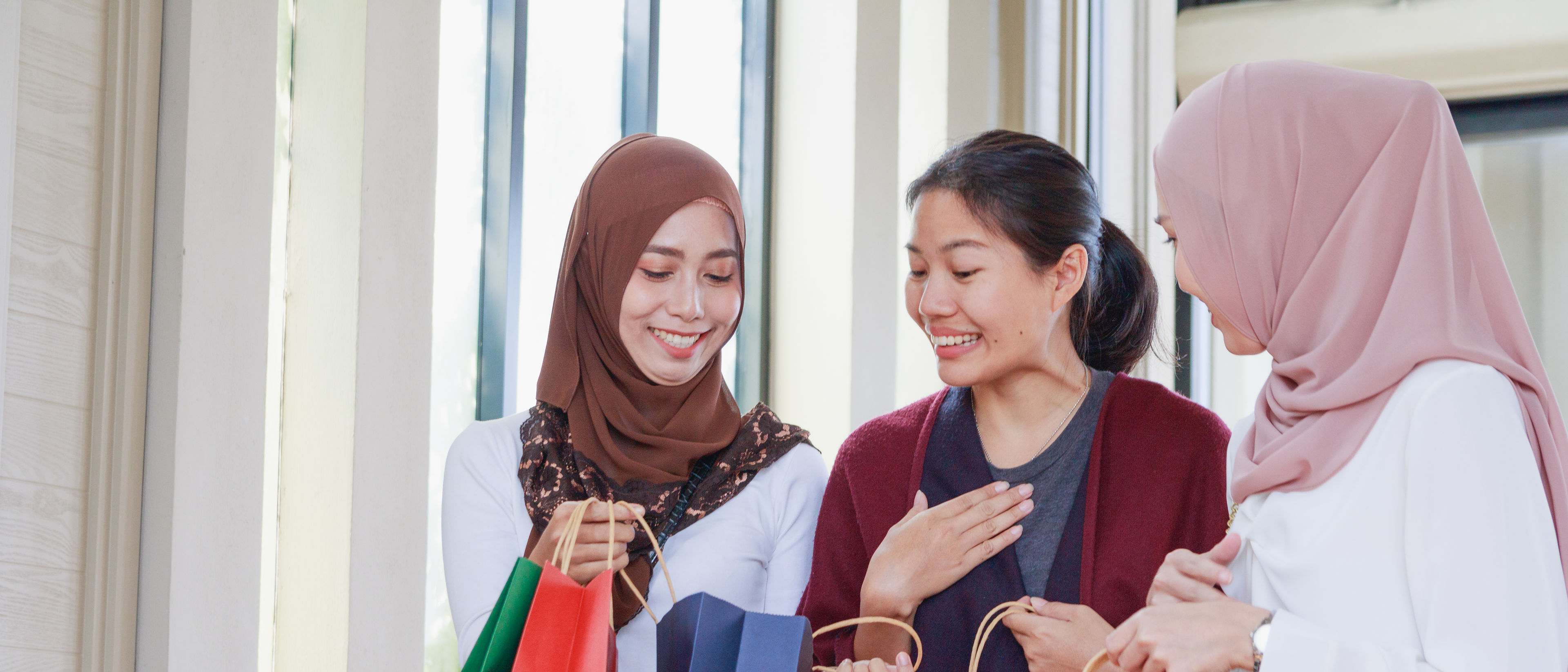 Kumpulan wanita malaysia membeli-belah